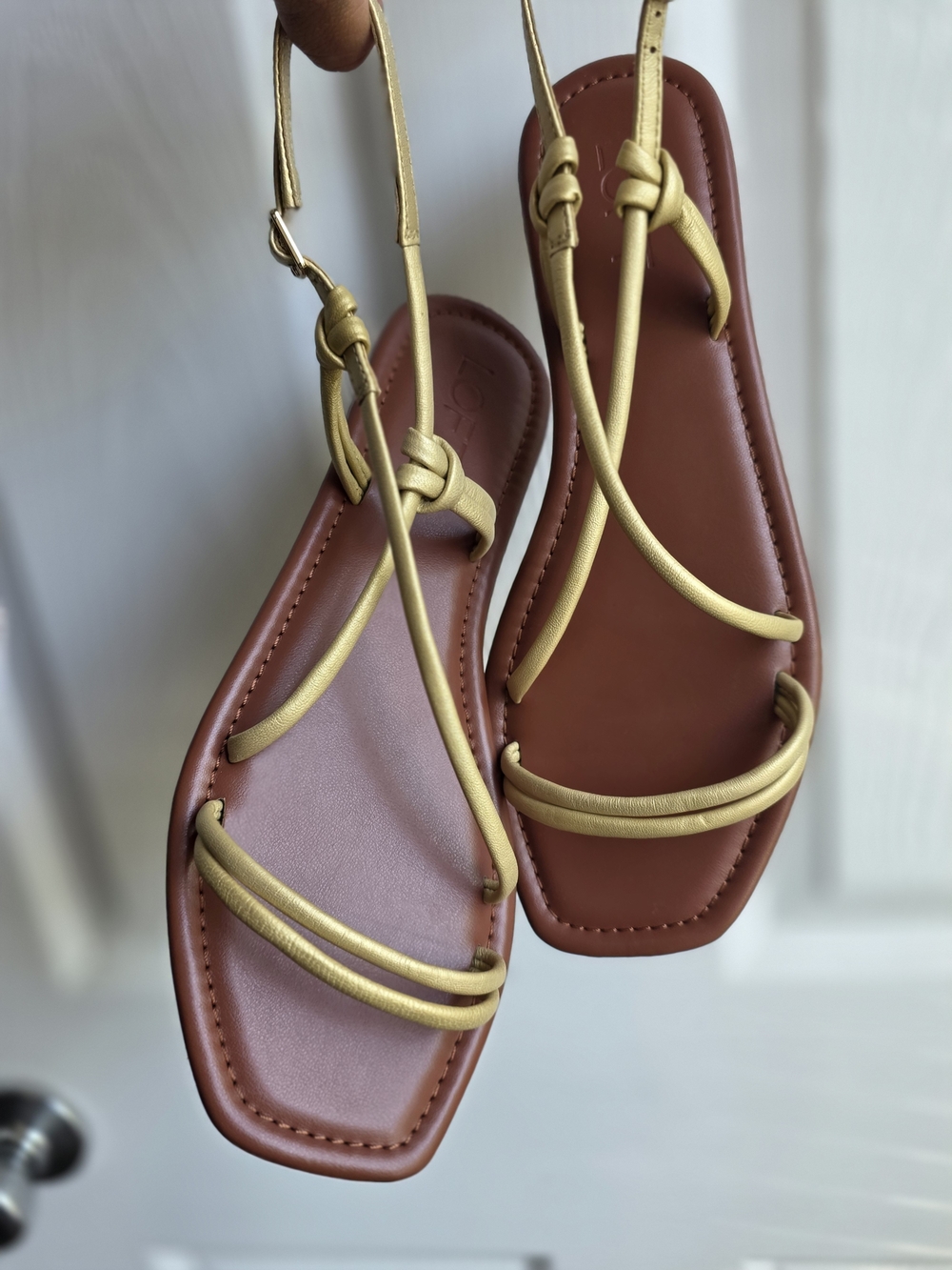 LOFT NWOT Gold Strappy Flat Sandals - Elegant Women's Summer Footwear Size 8